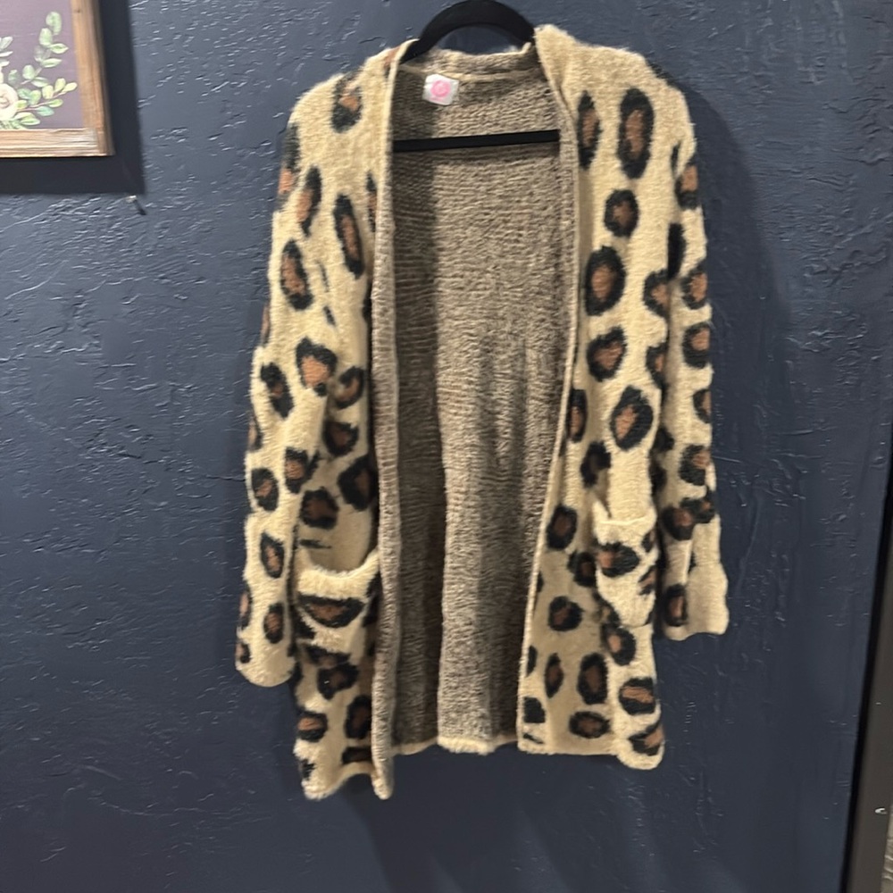 Beautiful leopards cardigan with pockets